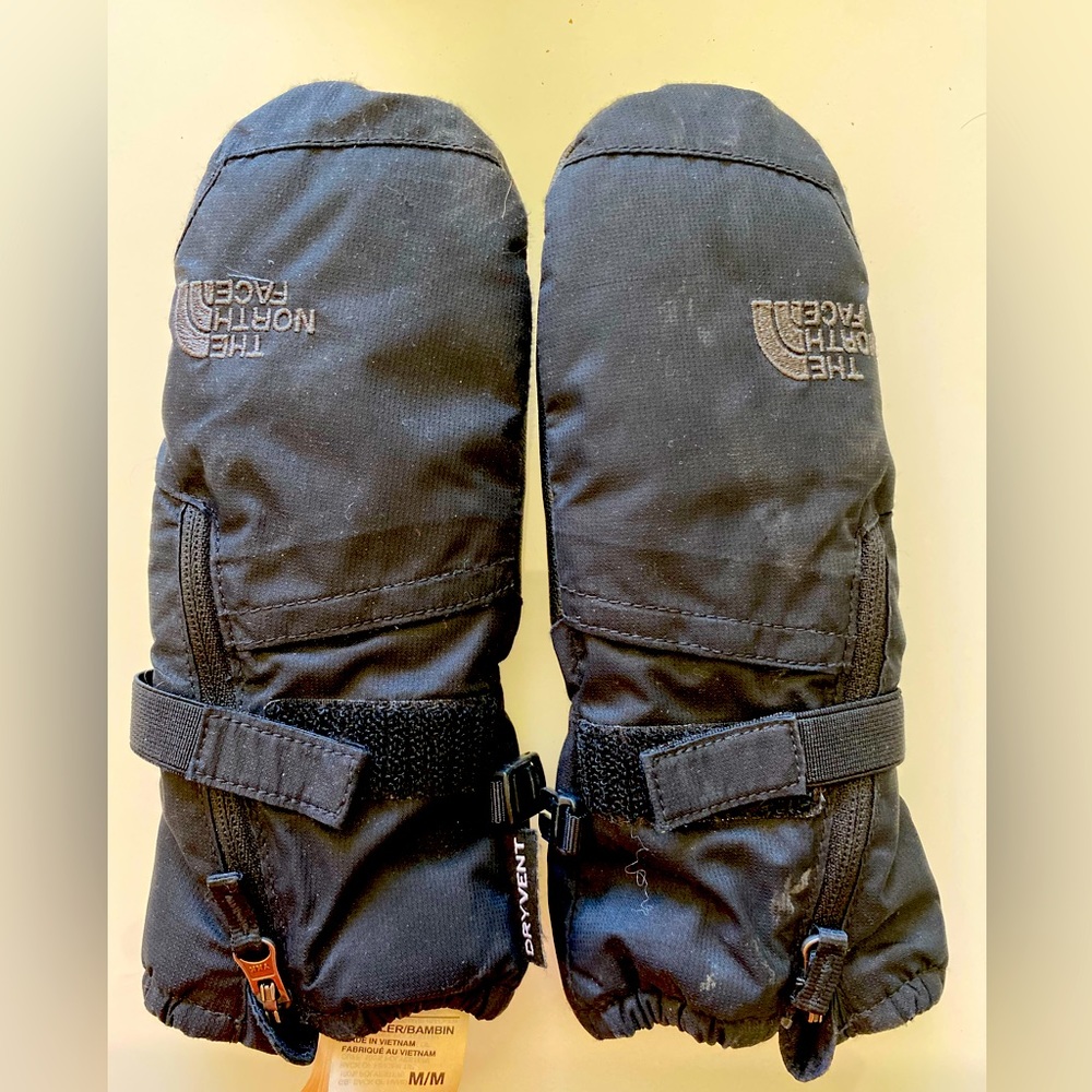 Kids North Face mittens. Size M, Unisex, great condition